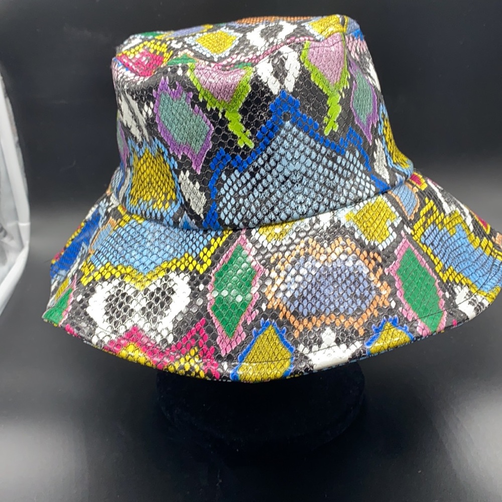 Snake bucket